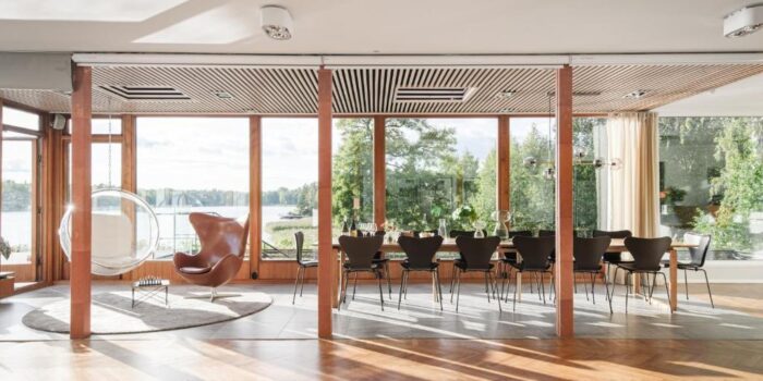 Fornudden Mansion är en sjönära villa vid Drevviken med moderna sällskapsytor.