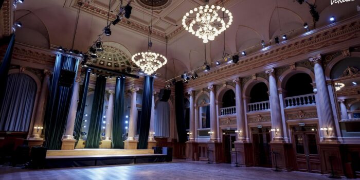 Nalen – Stora Salen – En anrik eventlokal i centrala Stockholm med högt i tak, stuckaturer och en stor scen.