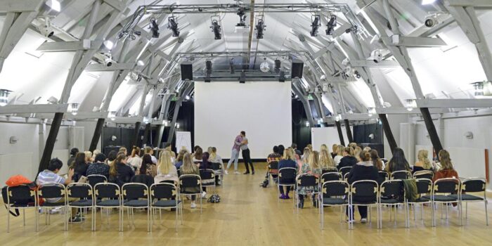 Subtopia – Loftet – En industriell eventlokal i Alby med stora fönster och flexibla möbleringsmöjligheter.