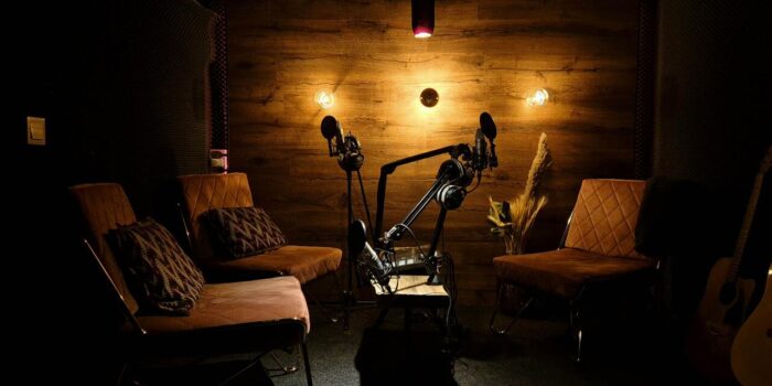 Underverket Podcast Studio i Stockholm erbjuder en professionell inspelningsmiljö med modern utrustning och ljudisolering.