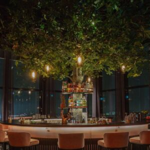 3Sixty Skybar i Stockholm erbjuder fantastisk utsikt från en av stadens högsta byggnader, perfekt för mingel och drinkar.
