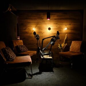 Underverket Podcast Studio i Stockholm erbjuder en professionell inspelningsmiljö med modern utrustning och ljudisolering.